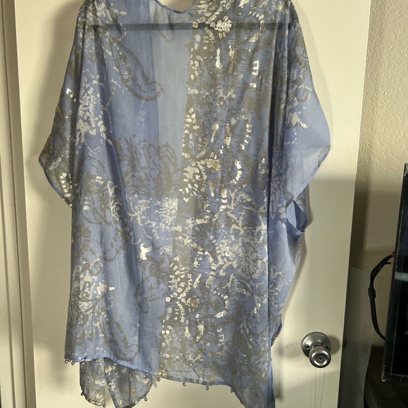 Elegant Blue and Silver Floral Kimono - Picture 2 of 4